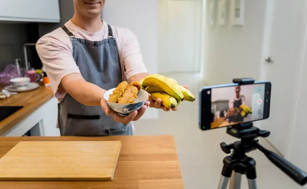 stock image The chef is broadcasting live from workshop how to prepare a crispy fried bananas.