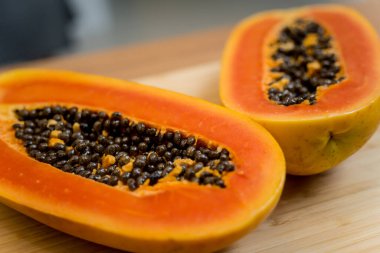 Şef kesim tahtasındaki papaya 'yı keser ve soyar..