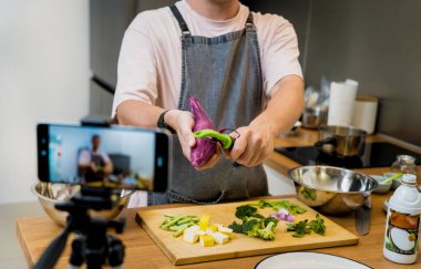 Şef atölyeden canlı yayın yapıyor. Vejetaryen yeşil köri nasıl hazırlanır?.