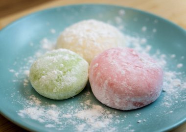 Mavi tabakta farklı renkte lezzetli Japon mochi 'si..