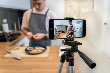 Şef atölyeden canlı yayında vejetaryen yemekleri nasıl hazırlayacağını anlatıyor..