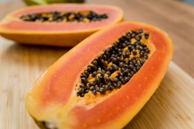 Şef kesim tahtasındaki papaya 'yı keser ve soyar..