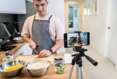 Şef atölyeden canlı yayında vejetaryen yemekleri nasıl hazırlayacağını anlatıyor..