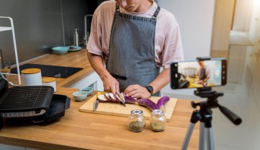 Şef atölyeden canlı yayında ızgara patlıcan ve sarımsak hazırlıyor..