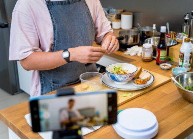 Şef atölyeden canlı yayında vejetaryen yemekleri nasıl hazırlayacağını anlatıyor..