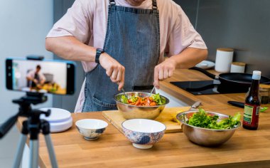 Şef atölyeden canlı yayın yapıyor. Baharatlı cam erişte salatası nasıl hazırlanır?.