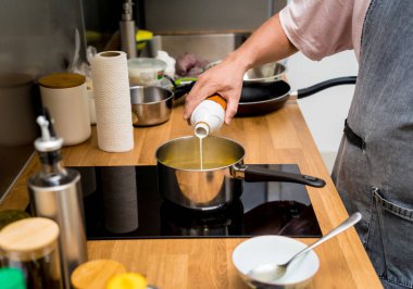 Aşçı mutfakta yeşil köri hazırlıyor otlar ve pirinçle.