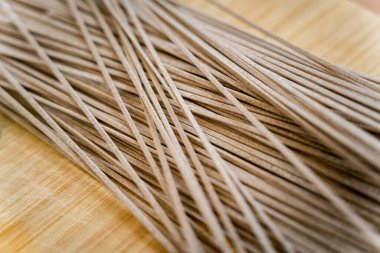 Çiğ Japon karabuğday makarnasıyla tahta kesmek..