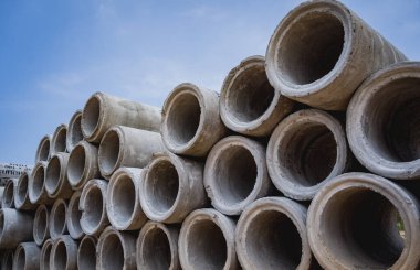 Bir yığın beton halka borusu yığıldı ve simetrik bir düzenleme oluşturuldu.