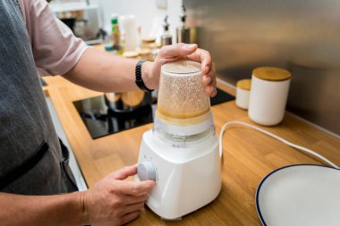 Şef mutfakta zencefilli nohut lapası hazırlıyor..