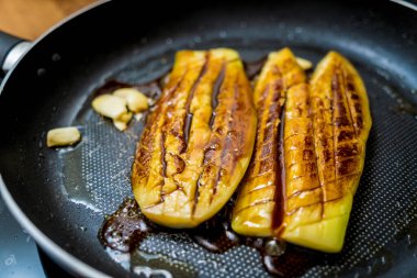 Kızarmış tavada sarımsaklı leziz patlıcan..