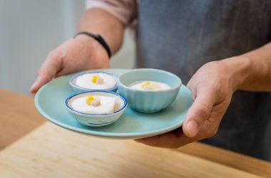 Şef atölyeden canlı yayında lezzetli bir Japon mochi 'sini nasıl hazırlayacağını anlatıyor..