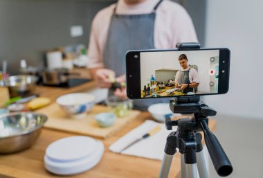 Şef atölyeden canlı yayında vejetaryen yemekleri nasıl hazırlayacağını anlatıyor..