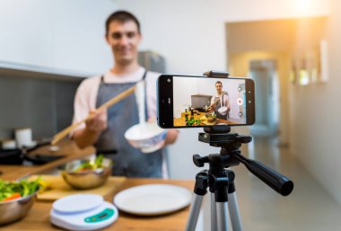 Şef atölyeden canlı yayın yapıyor. Baharatlı cam erişte salatası nasıl hazırlanır?.