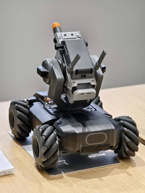 Modern askeri İHA, ışık deposundaki masada..