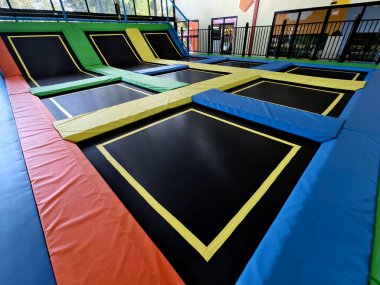 Canlı trambolinlerle dolu bir oda..