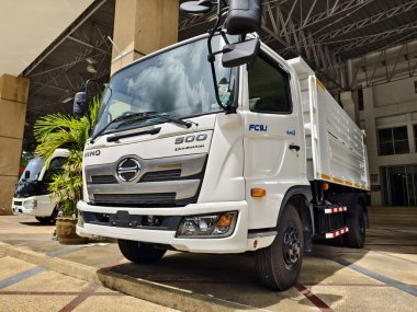 PHUKET, THAILAND- Haziran 01, 2024: sergi salonunun yakınındaki beyaz Hino kamyon.