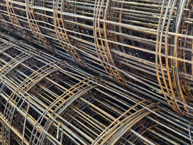 İnşaat alanında metal çubuklar düzenlenmiş yığın.
