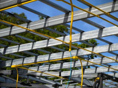 İnşaat alanında metal mühendisliği..