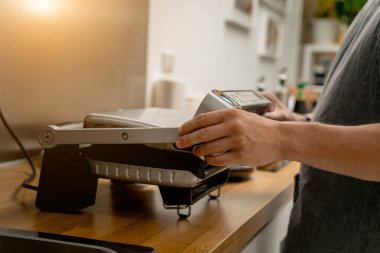 Şef ızgarada kızartılmış beyaz ekmek pişiriyor..