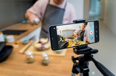 Şef atölyeden canlı yayında ızgara patlıcan ve sarımsak hazırlıyor..