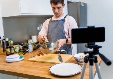 Şef atölyeden canlı yayında karnabahar ile fasulye lapası nasıl hazırlanır anlatıyor..