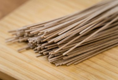 Çiğ Japon karabuğday makarnasıyla tahta kesmek..