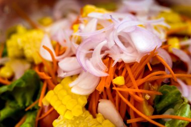 Şef mutfakta baharatlı cam erişte salatası hazırlıyor..