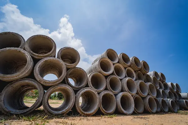 Bir yığın beton halka borusu yığıldı ve simetrik bir düzenleme oluşturuldu.