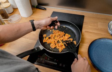 Şef mutfakta dürüm, tofu ve mısır hazırlıyor..