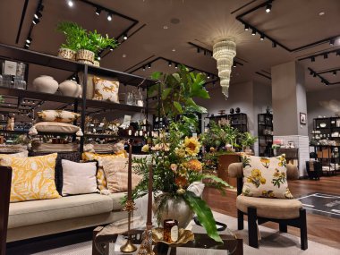 PHUKET, THAILAND - 5 Haziran 2024: HM büyük alışveriş merkezindeki ev.