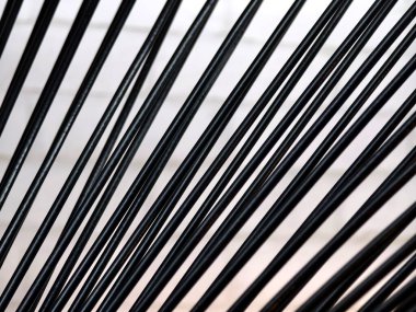 Siyah kabloların, şekillerin ve kalıp materyallerinin yakınlaştırılması.