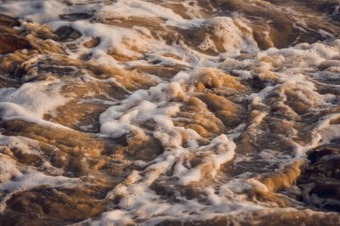 Okyanus dalgalarıyla çevrili büyük bir kaya..