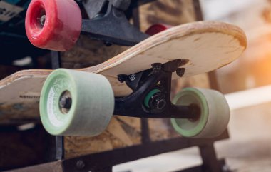 Özel bir tezgahta kaykay yığını..