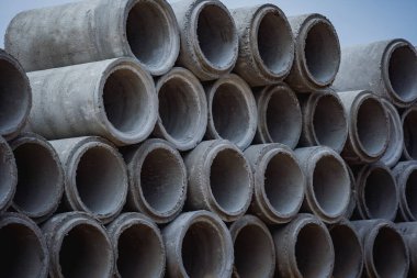 Bir yığın beton halka borusu yığıldı ve simetrik bir düzenleme oluşturuldu.