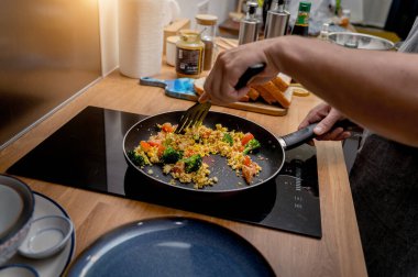 Şef mutfakta sebzeli soya peyniri hazırlıyor..