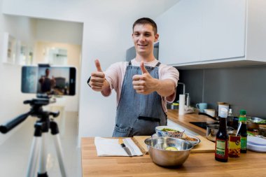 Şef atölyeden canlı yayında vejetaryen yemekleri nasıl hazırlayacağını anlatıyor..