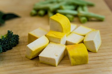 Yeşil köri, şifalı otlar ve pirinçle hazırlamak için malzemelerle tahta kesmek..