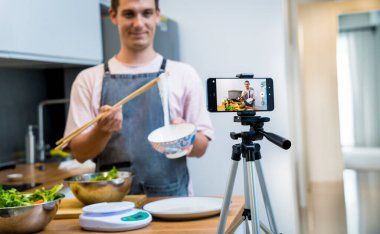 Şef atölyeden canlı yayın yapıyor. Baharatlı cam erişte salatası nasıl hazırlanır?.