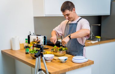 Şef atölyeden canlı yayın yapıyor. Baharatlı cam erişte salatası nasıl hazırlanır?.