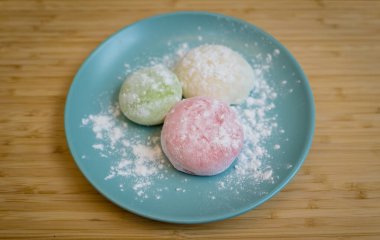 Mavi tabakta farklı renkte lezzetli Japon mochi 'si..