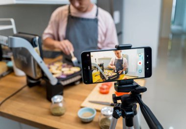 Şef atölyeden canlı yayında ızgara patlıcan ve sarımsak hazırlıyor..