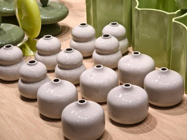 Masanın üzerine dizilmiş küçük şamdanlar..