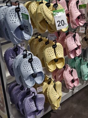 PHUKET, THAILAND- HAZİRAN 01, 2024: Mağaza farklı renklerde timsahlar sunuyor.