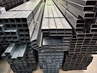 Sayısız metal ağ ve profille dolu büyük bir depo..