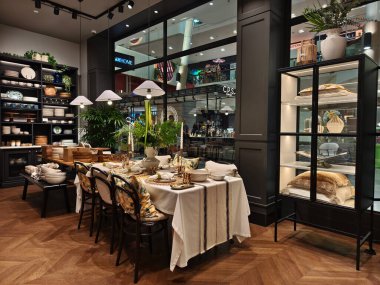 PHUKET, THAILAND - 5 Haziran 2024: HM büyük alışveriş merkezindeki ev.