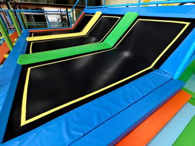 Canlı trambolinlerle dolu bir oda..