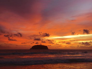 Okyanus kıyısında güzel bir gün batımı ve adaların manzarası..