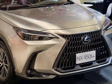 PHUKET, THAILAND- 10 Haziran 2024: Lexus galerisindeki modern arabalar.