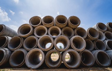 Bir yığın beton halka borusu yığıldı ve simetrik bir düzenleme oluşturuldu.